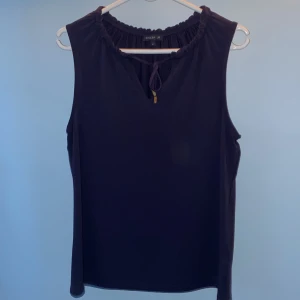 Mörkblå Blus💕 - Säljer denna jätte fina blus! Jag har aldrig använt den eftersom den inte passar mig💕Den har två snören fram med guldklossar längst ut, som man kan knyta ihop💕Köpte den för 499💕