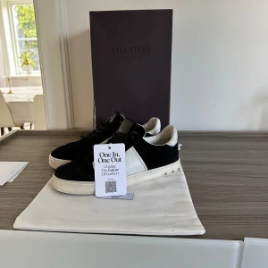 Valentino flycrew  - Valentino flycrew storlek 41 i bra skick. En bit borta. Box och Dustbag följer med