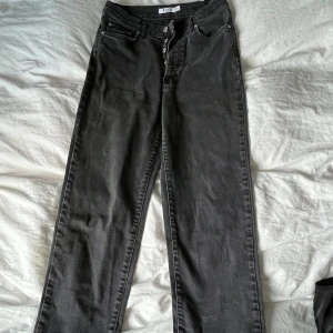 Jeans  - Utsvängda längre ner 