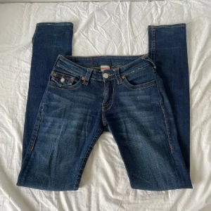 True religion jeans - Säljer dessa super fina true religion jeans som jag köpt på plick men inte kommer till användning. De är i storlek 26 och ser ungefär ut som jeansen på bild 3 men dock inte lika utsvängda❣️ny  pris 1300kr säljer för 470kr💗( inte mina bilder)