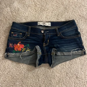 Hollister shorts - Ett par super snygga och lågmidjade Hollister shorts med detalj under högra fickan💗