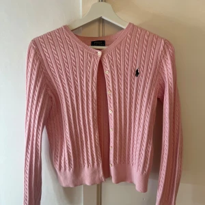 Ralph lauren kofta - Jätte fin kofta från Ralph lauren som inte längre kommer till användning💕Storlek xl i barnstorlek men passar mig som har Xs-S