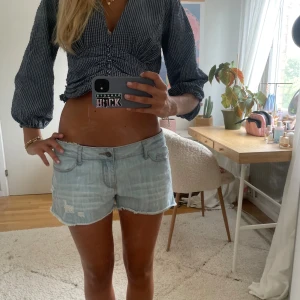 Lågmidjade shorts - Snygga lågmidjade jeansshorts💛