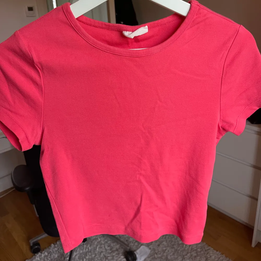 Tight t-shirt i en stark rosa färg som är åt det mörkare hållet, sitter tight om du har M i vanliga fall, jag har S så sitter lite lösare på mig. T-shirts.