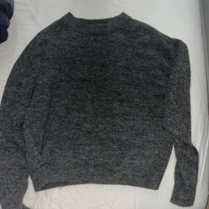 Stickad tröja  - Super snygg stickad tröja i grå. Knappt använd och den har inga defekter eller liknande 😇 den är inte häller nopprig eller stickig 