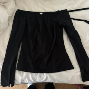 Off shoulder topp  - Svart off shoulder topp från nelly, aldrig använd 