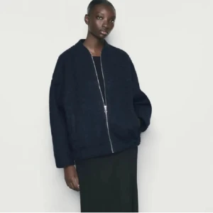 Svart teddyjacka med dragkedja - mörkblå bomberjacka från Zara i strl xs-s men oversized. Bra skick!