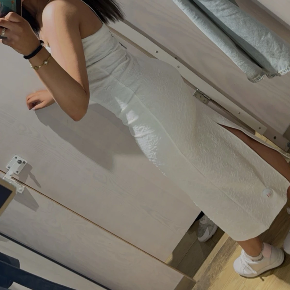 Vit ärmlös klänning med slits