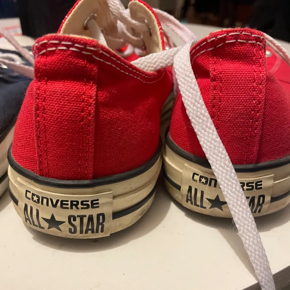 2st låga converse  blåa och röda, använda men mycket bra skick! 1 par för 170kr  båda för 310kr. Skor.