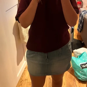 Jeanskjol - Säljer denna jeanskjol!💕 super snygg men säljer tyvärr för inte kommit till andvändning💕 stolen M/L 🙌