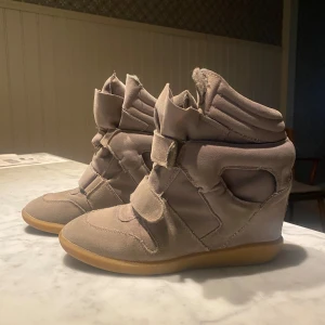 Isabel marant liknande skor - Fina Isabel marant liknande skor köpte här på plick, strl 38 men liten i storleken. Pris är alltid diskuterbart.😇