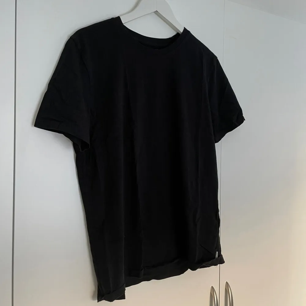 Simpel T-shirt från ”Jack&Jones” i storlek XL! Köparen står för frakten men kan även mötas upp i Uppsala, Knivsta eller Sigtuna! Tveka inte att fråga mig om något✔️. T-shirts.