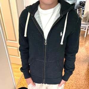 Polo Ralph Lauren zip/xs - Xs Fint skick riktigt bra pass form, 100% äkta Hör av er om ni har mer frågor 