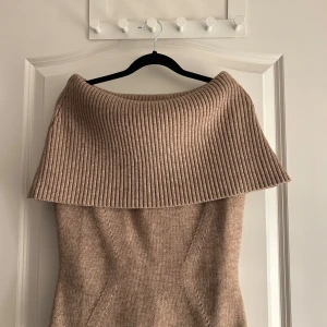 Stickad topp från Adoore - Ivrea Top från Adoore. Använd ca 3 gånger. Superfin😍🤩  Nypris: 995kr