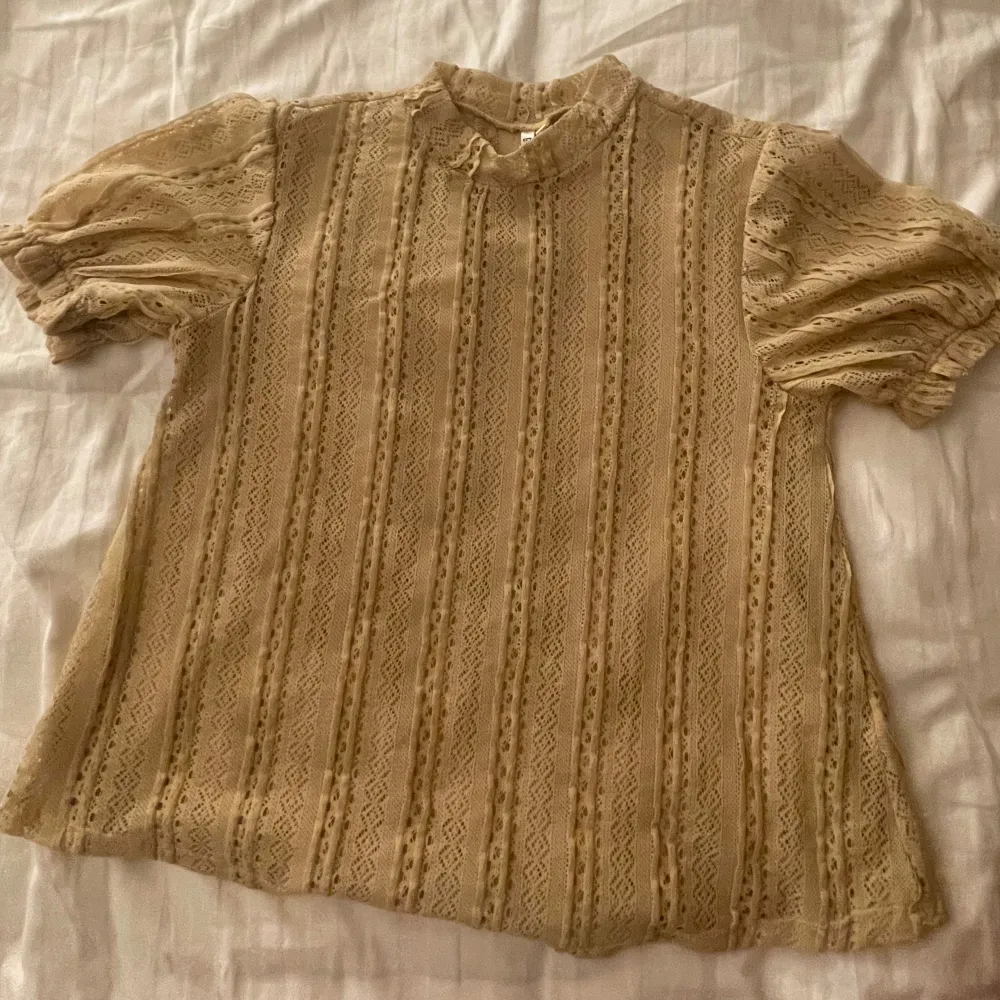 Snygg beige topp som har lite ”hål” i sig, väldigt trendig och superskön, typ aldrig använd, skriv för fler bilder och frågor, pris kan diskuteras 🥰. Blusar.