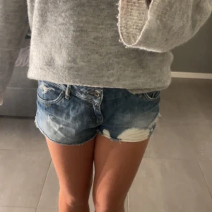 Fina jeans shorts🤍 - Fina jeans shorts som inte kommer till användning då dom en lite förstora i midjan för mig🤍 jag vet inte riktigt vilken storlek dom är i men dom passar s/m🤍 