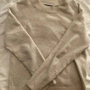 Beige stickad tröja - Beige stickad tröja från Vero Moda som tyvärr inte kommer till användning. Skriv för frågor och fler bilder 🥰
