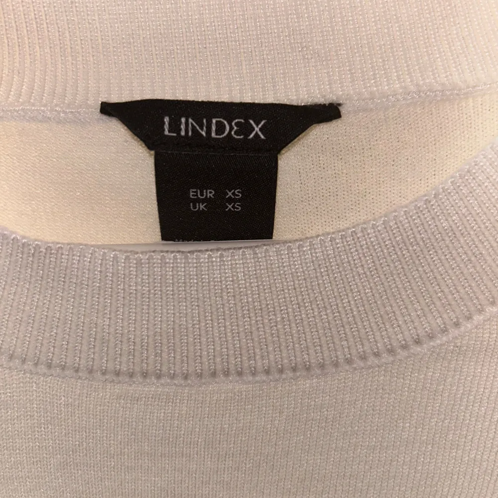Säljer denna jättefina vita Finstickad me t-shirt från Lindex. Den är i nyskick och är andvänd fåtal gånger. säljs pga att den inte kommer till andvändning. Nypris 299kr. . Neuletakit & Villapaidat.