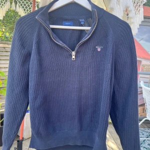 GANT TRÖJA  Strl; 12A/ 152 - Gant tröja köpt på Kids Brsnd Store. Riktigt Nice att ha nu när skolan börjar🔥  Storlek; 12 A, Strl 152 Skick; Mkt fint skick  Nypris; 899:- Mitt pris; 199:- 