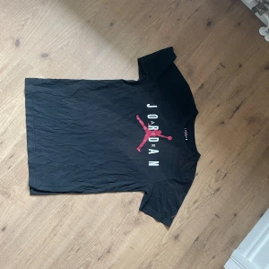 Svart Jordan t-shirt - Jordan tröja som är riktig nice tröja för dig som gillar basket. barn storlek i xl vilket är s i herr storlek