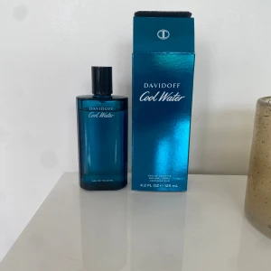 DavidOff Cool Water EDT.  - Jag säljer denna parfym, köpt på Landvetter, kvitto finns, jag uppskattar att de är cirka 110ml kvar, hör av er vid yttligare frågor!☺️