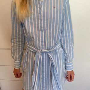 Gant klänning  - Vi säljer en blå somrig klänning från Gant!🩷 Använd fåtal gånger och är i fint skick.  Vi kommer tvätta klänning innan vi postar, pris kan diskuteras. 