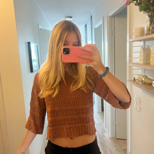 Stickad tröja - As snygg stickad tröja från mango, något croppad. Fint skick och använd väldigt få gånger! 💗