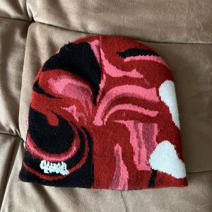 GAMMASTUDION Ingrid Beanie - Slutsåld mössa från det svenska märket Gammastudion. Onesize. Använt skick.