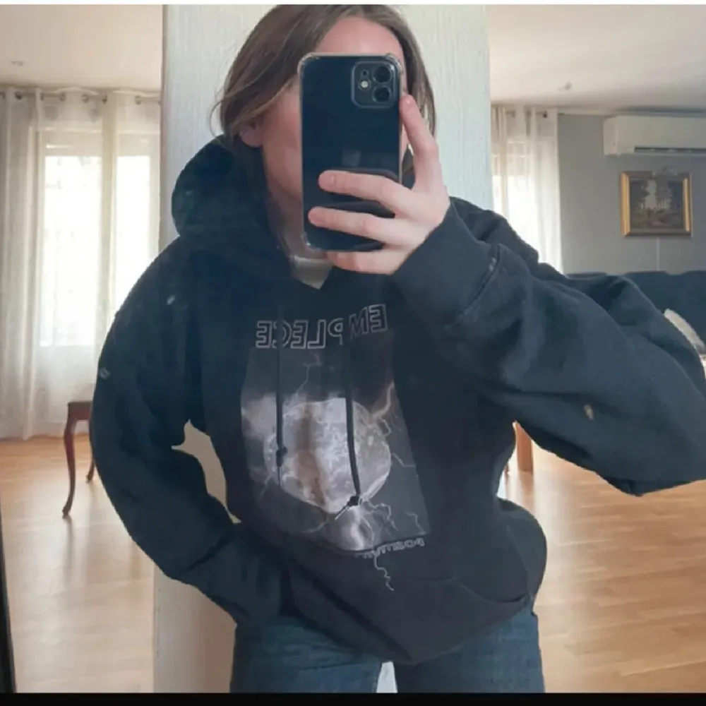 Svart hoodie ifrån Emplece, storlek M men sitter bra på mig som har S i vanliga fall. Den är köpt för 649kr och säljer den för 200kr. Säljer billigare vid snabb affär 🩷. Hoodies.