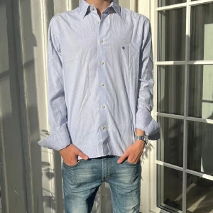 Morris Skjorta  - Säljer nu den riktigt feta Morris skjorta i storlek m! Om ni har funderingar eller liknande över plagget är de bara o höra av er till oss!