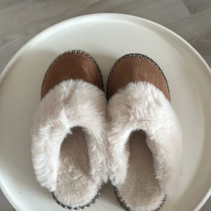 Fluffiga tofflor! - Endast använda ett fåtal gånger. Fluffiga och mysiga till vintern. Har fått i present så okänt märke.