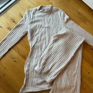 Beige ribbad mjukis  - Säljer en superfin beige ribbad byxor&tröja. tröjan är långärmad och har en slits på sidan som gör den extra snygg och bekväm. Perfekt för höst och vinter, och den är i nyskick! Passar bra till både vardag och en finkväll med tjejer💛har den oxå svart