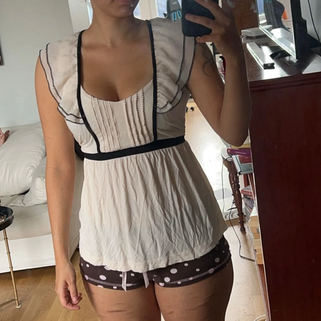 Vit topp med svarta detaljer från H&M