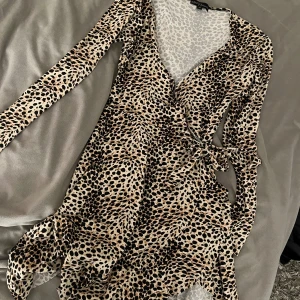 leopard klänning - jätte fin leopard klänning i stl 170 barnstorlek men passar xs/s. den är bara använd några ggr och färgen syns bättre på andra bilden🤍