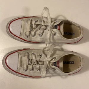 Converse låga - Vita Converse, sparsamt använda men fint skick.  Stl 36,5 Nypris: 800kr 