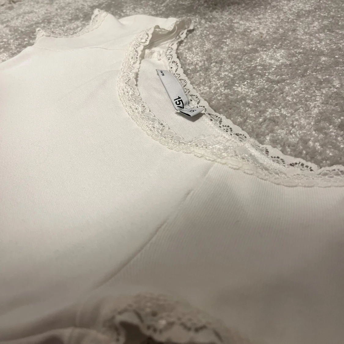 T-shirt med spetsdetaljer  - 90