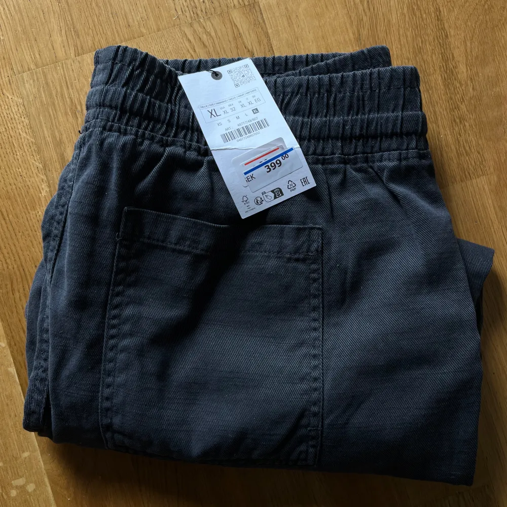 Zara byxor, jag vet inte om det är linne men likande linnebyxor iaf, lite tjockare i materialet! Aldrig använda, med prislappen kvar. Nypris: 399kr. Fler bilder kan skickas vid intresse!. Jeans & Byxor.