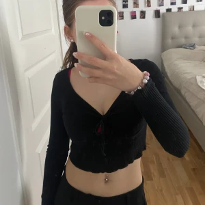 Svart topp - Söt svart långärmad topp, den är i bra skick. kommer inte till användning längre💗