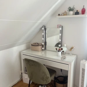 Spegel lampor - Belysning set säljes pga flytt! Två stycken lampor (ledsjö från Ikea) säljes separat i butik men säljer dessa som par MED tillhörande glödlampor!! Org pris styck: 399kr