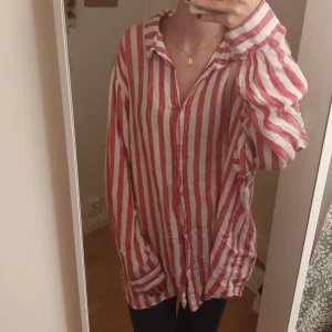 Oversize vit och rosa randig shorta - En sommrig shorta som kan vara bra att ha över bikinin på stranden eller bara ha den som den är, den är skön och flowig