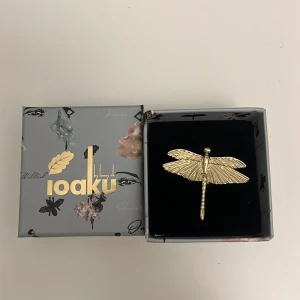 Ioaku ring  - Jätte fin guldig trollslända ring från Ioaku. Nästan aldrig använda så i ny skick. Box följer med ❤️