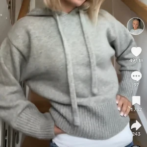 Stickad hoodie - SKITSNYGG och eftertraktad stickad hoodie från Zara som är slutsåld. använd fåtal gånger så inga defekter💖🙌🏽 tar ej emot prisförslag🙏🏻  Jag är 163 och den passar perf