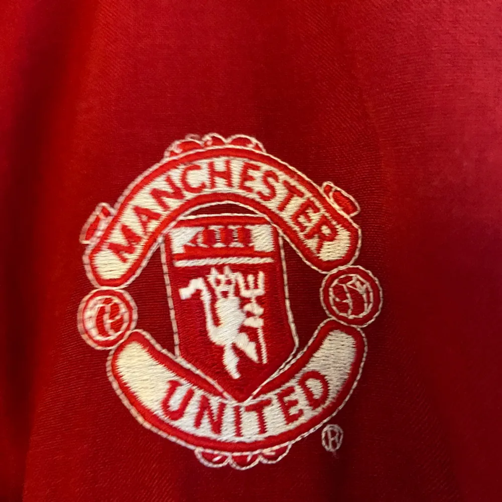 Säljer en Manchester United Windbreaker/tröja. Passar perfekt till allt. Riktigt fet och väldigt sällsynt. Hör av er vid frågor  Condition 9/10. Jackor.
