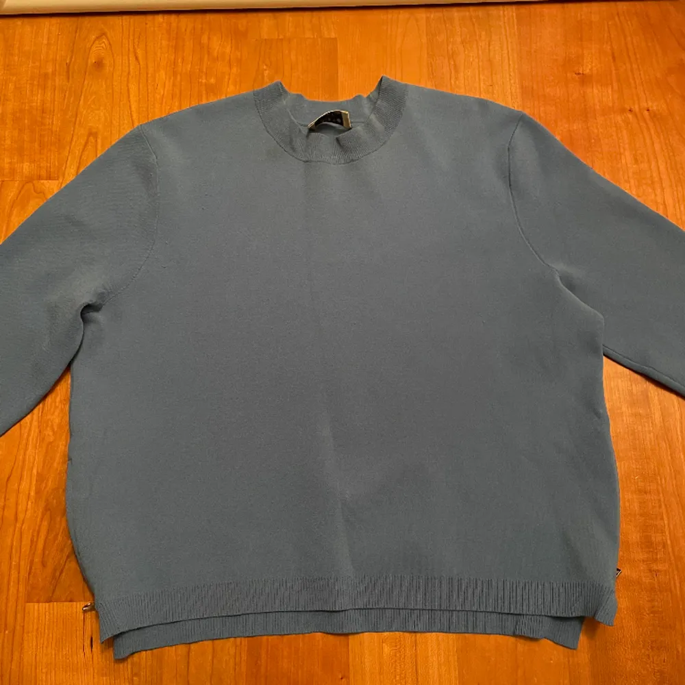 Säljer en fin Acne Studios tröjan med dragkedjor på sidorna. Den är sparsamt använd. Säljer för 250 kr +69kr (frakt)💕. Tröjor & Koftor.