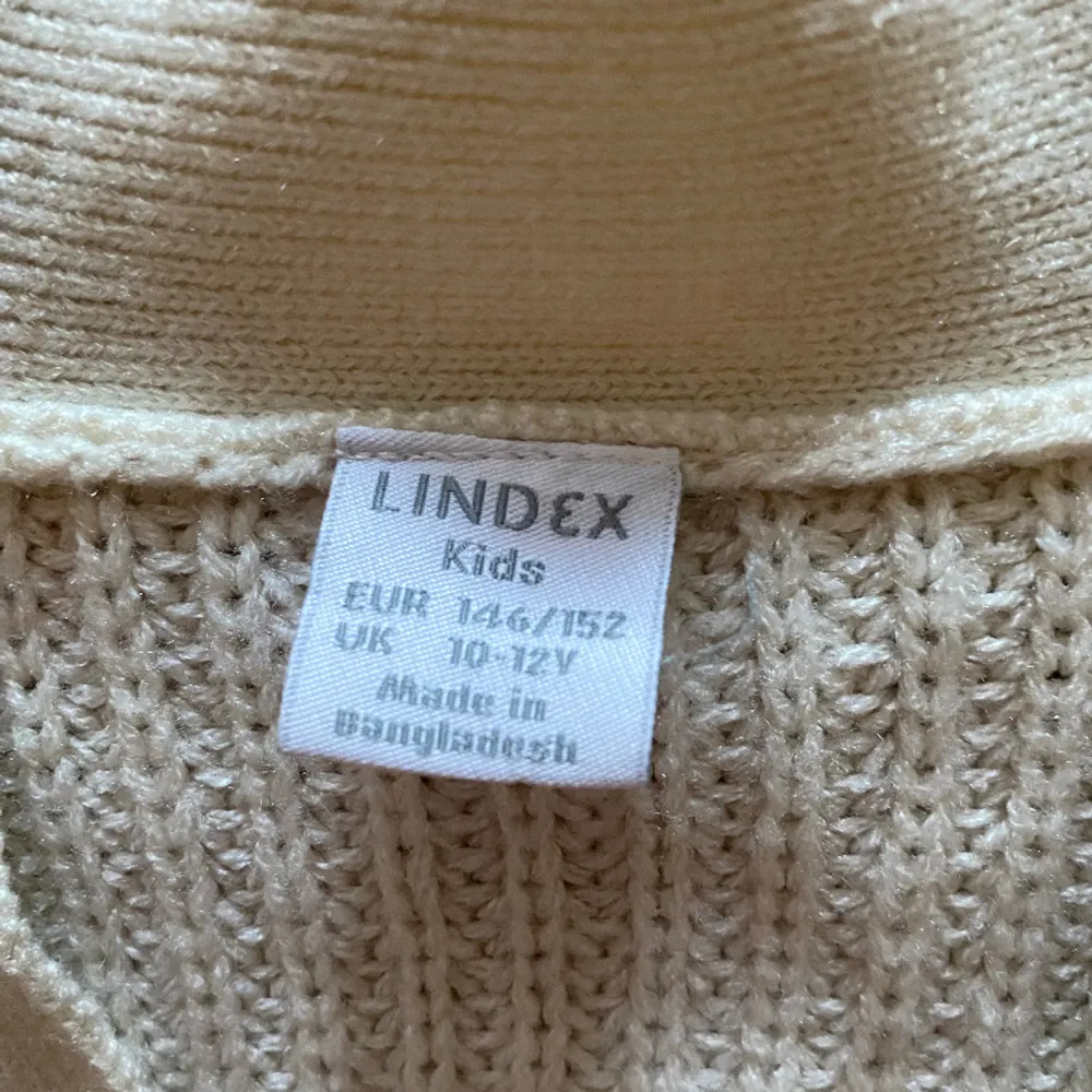 En beige stickad kofta från Lindex i storlek 146-152. Använt ett fåtal gånger då jag tyckte att det inte riktigt var min stil. 💕. Stickat.