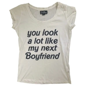 T-shirt med tryck  - Unik ikonisk 2000-tals inspirerad t-shirt 💋 I jättebra skick och utan defekter. I storlek S, men passar även mig som har M bra. ⭐️⭐️Levereras samma dag som man köper! 