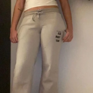 Väldigt low waisted med tjockt bra material:)  - Väldigt low waisted med tjockt bra material.