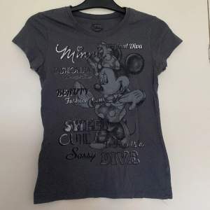 T-shirt köpt på Disney butik i USA, passar storlekarna XS-S. Fint skick