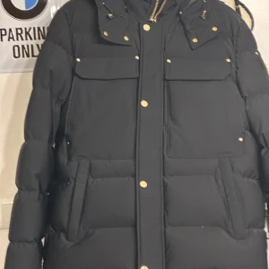 Moose knuckles  - Säljer min jacka pga att den är för stor för mig 