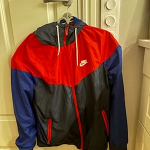 Nike jacka  - Gammal nike sommar jacka storlek medium i använt skick pris kan diskuteras 
